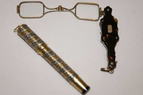 Lorgnette, inizi sec. XX, a due lenti, una lente mancante, con manico a ciondolo in tartaruga e Penna stilografica Waterman's, placcata in oro, fusto decorato (2)