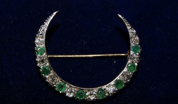 Spilla a mezzaluna, in oro giallo e bianco, con brillanti di taglio vecchio e smeraldi, gr. 5,5