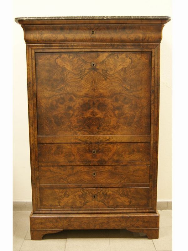 SecrÃ¨taire, Francia, sec. XIX, in noce, a quattro cassetti e uno sportello a ribalta, internamente cassettini, piano marmo, cm 96x43x147