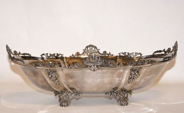 Centrotavola, sec. XX, in argento inciso su quattro piedini traforati, gr. 788