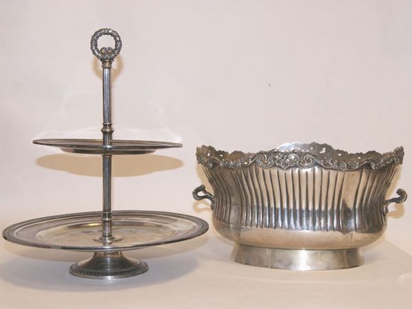 Portabottiglie e alzata, sec. XX, in argento lavorato, gr. 2562 (2)