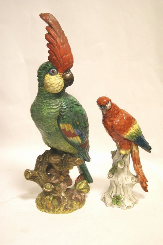 Due pappagalli, sec. XX, in ceramica smaltata, uno dei quali di manifattura Zaccagnini, alt. cm 60 e cm 36,rotture e mancanze (2)