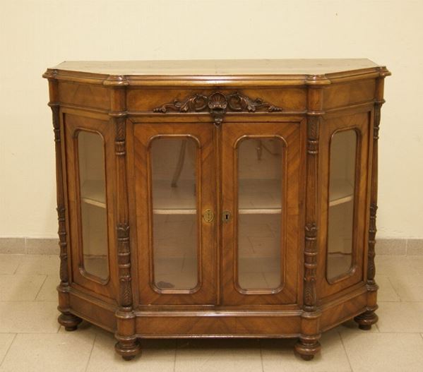 Vetrina, sec. XIX, in noce scantonato, a due sportelli con vetri e piedi a cipolla, cm 122x55x100