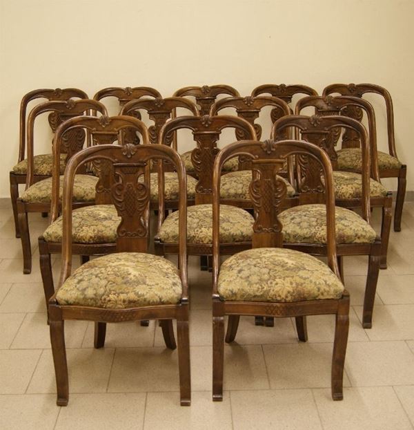 Quattordici sedie, stile settecento, in noce intagliato con spalliera, struttura semicircolare, alt. cm 82 (14)