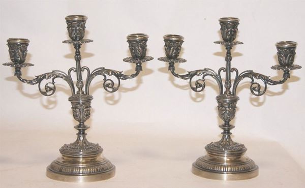 Coppia di candelieri, sec.XX, in argento inciso a tre fiamme, alt. cm 28, gr.1980 (2)