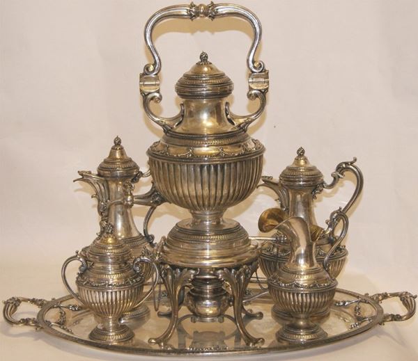 Servito da tÃ¨,Toscana sec. XX, in argento inciso composto da: samovar, due teiere, lattiera, zuccheriera e vassoio con manici, per complessivi gr.7400 (6)