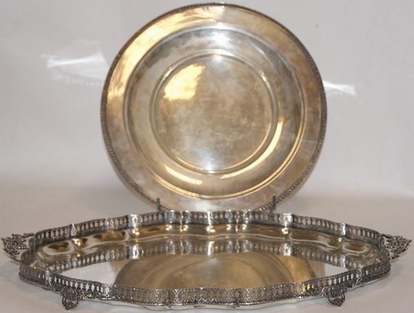 Vassoio, sec.XX, in argento con bordo lavorato e centrotavola, sec.XX, in argento sagomato con bordo traforato su quattro piedini, tot. gr.2000 (2)