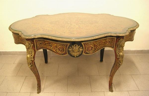 Tavolo da centro, Francia, inizi sec. XX, stile boulle, in legno intarsiato a tartaruga, applicazioni in ottone, gambe mosse, cm 148x78x90