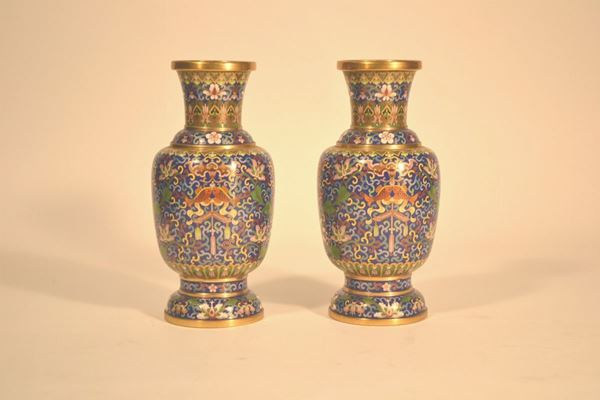 Coppia di vasi a balaustro, di gusto orientale, in metallo cloisonnÃ¨ a decoro policromo su fondo blu, alt. cm 27 (2)