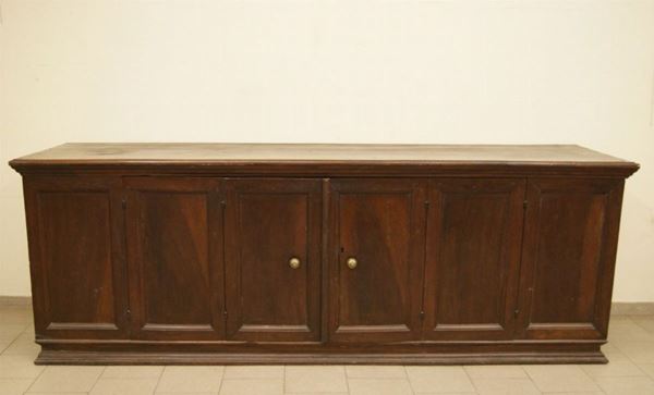 Credenza, Toscana sec. XVII, in noce a quattro sportelli, cm 300x78x105, piano ricostruito in epoca posteriore