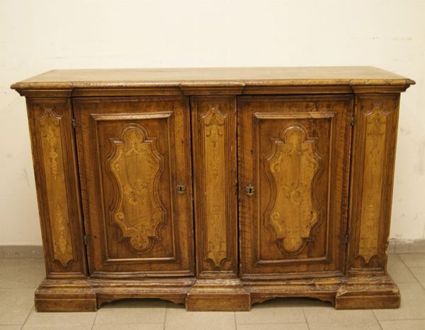 Credenza, Veneto, sec. XVIII, in noce intarsiato, a due sportelli, cm 160x50x100, parti ricostruite
