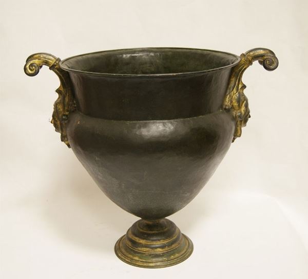 Vaso, sec. XIX, in bronzo, con anse dorate, difetti