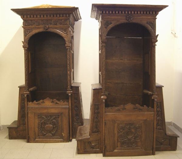 Coppia di confessionali, Italia meridionale, sec. XVII, in noce intagliato, cm 138x67x187, restauri