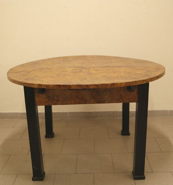 Tavolo circolare, periodo deco', in radica allungabile, con due prolunghe, quattro gambe laccate nere,cm 124x77