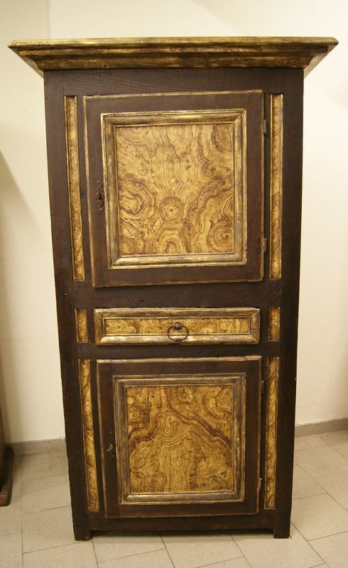 Stipo, sec. XIX, in legno laccato, a due sportelli, un cassetto, cm 115x61x201