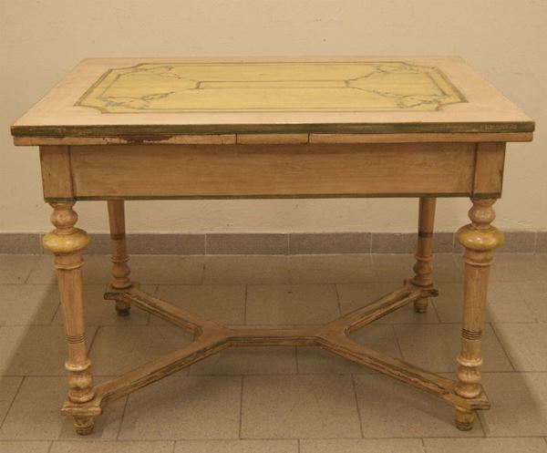 Tavolo, inizi sec. XX, in legno laccato, con prolunghe a tiro, gambe tornite, cm 110x80x80