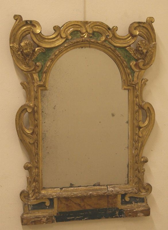 Specchiera, sec. XVIII, in cornice in legno laccata e dorata, con putti a rilievo, cm 64x89, restauri