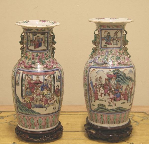 Coppia di vasi, Cina, sec XIX, in ceramica decorata a figure, con manici in altorilievo, alt. cm 50(2)