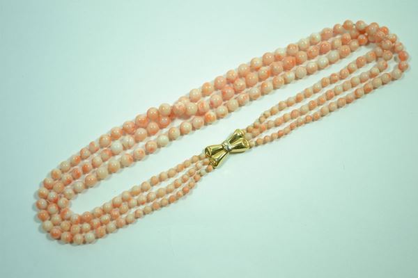 Collana a tre fili in corallo peau d'ange in gradazione con fermatura in oro giallo, gr. 104