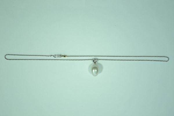 Pendente in oro bianco con perla e piccolo  brillante, completo di catena a maglia sottile in oro bianco, gr. 6