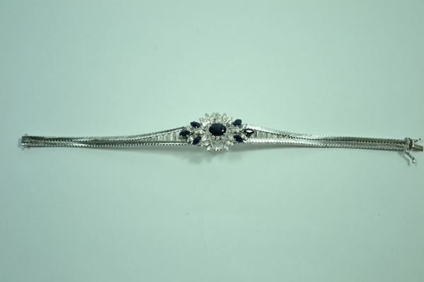 Bracciale semirigido in oro bianco, zaffiri e  brillanti, gr. 31