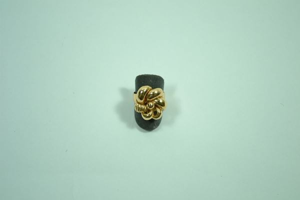Anello, anni '50, in oro rosa modellato a volute bombate e scanalate formanti una corolla, g 8