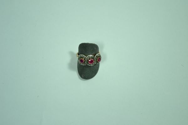 Anello in oro rosa, argento, tre rubini e cornice in rose di diamanti, gr.5