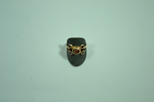 Anello in oro rosa, corniola e granati, gr. 4