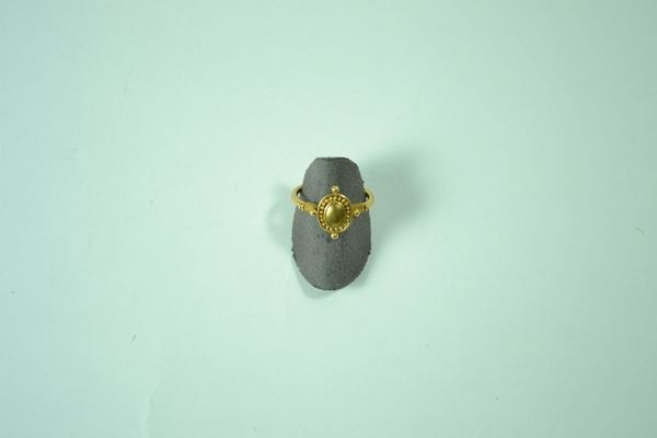 Anello in oro giallo con scudo ovale lavorato  a filigrana e microgranuli, gr. 4