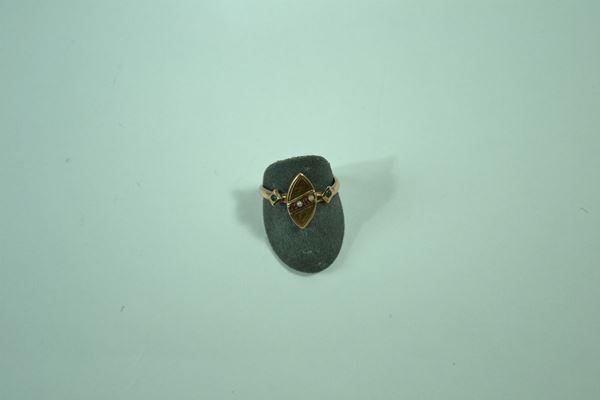 Anello in oro a basso titolo con scudo a navette decorata da piccolissimi rubini, microperle e smeraldi, gr. 1,5