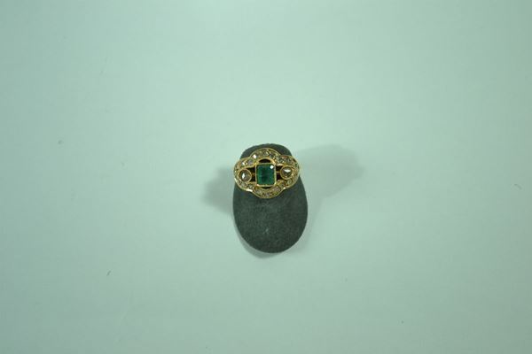 Anello in oro giallo, diforma sagomata con smeraldo chiaro centrale e rose di diamante, gr. 5