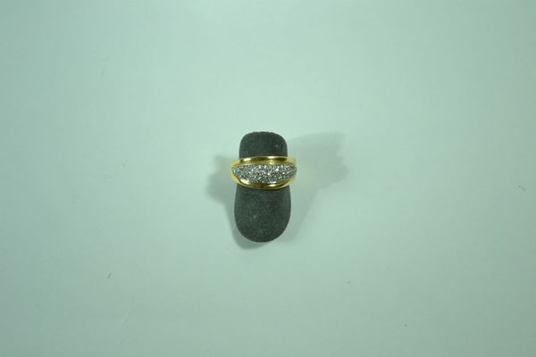 Anello in oro giallo a fascia con inserto bombato in pave' di brillanti, gr. 7