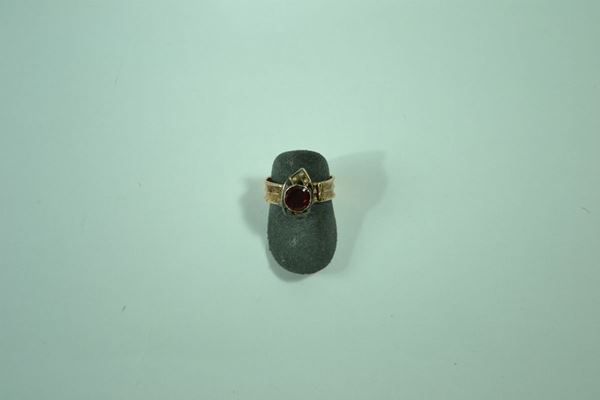 Anello in oro a basso titolo, quarzo arancio   e microperle a forma di piccolo scudo, gr.1