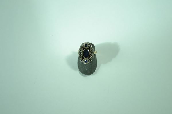 Anello in oro, argento, tre zaffiri e rose di diamante, gr. 9