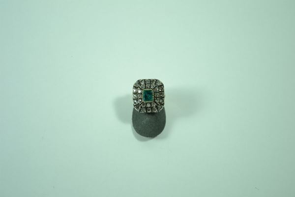 Anello in oro ed argento a scudo rettangolare gradinato con smeraldo chiaro entro cornice a due file di rose di diamante, gr.7
