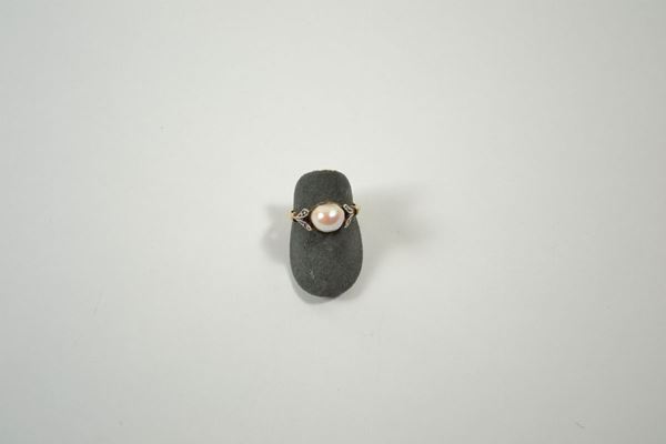 Anello in oro giallo con perla ovale montata, gr. 2,5