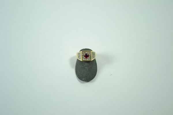 Anello di forma quadrata in oro giallo con piccolo rubino ovale e pave' di brillanti, gr. 6