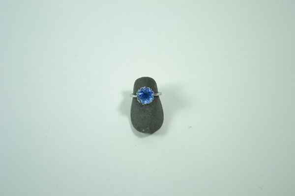 Anello in oro bianco con pietra blu chiaro montata a griffe, gr. 2