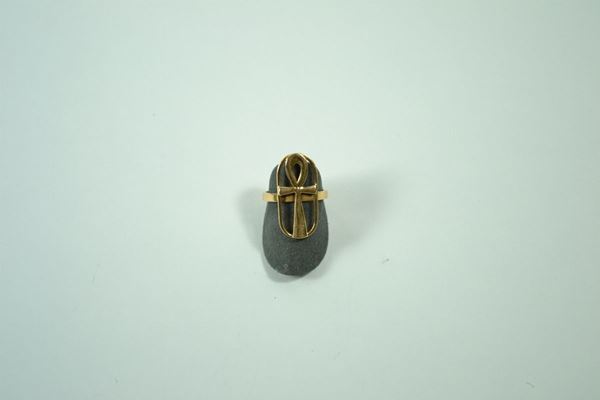 Anello in oro giallo con simbolo egizio, gr. 6