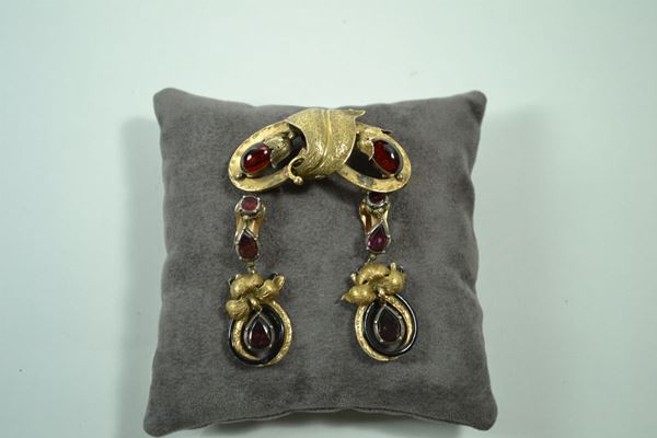 spilla pendente in oro basso titolo e granati cabochon modellata come bacche con foglie e paio di orecchini pendenti in oro basso titolo e  rubini, gli orecchini possono essere montati, gr. 24 (2)