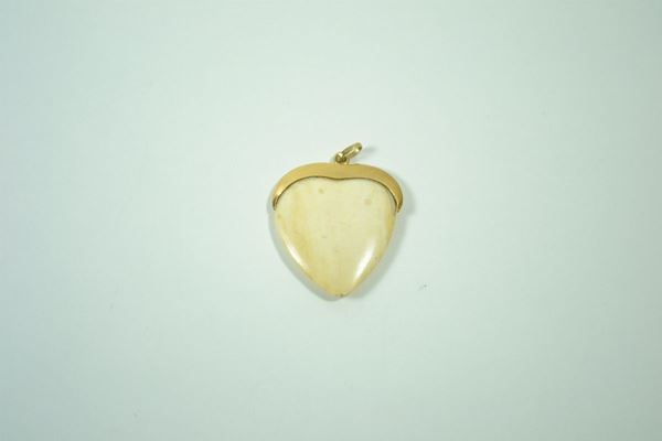 Cuore pendente in avorio montato in oro giallo, gr. 11