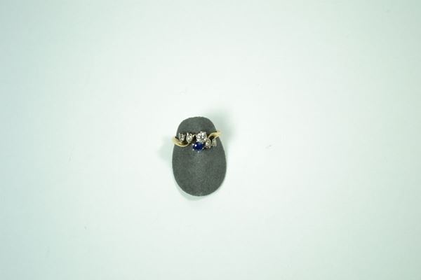 Anello in oro giallo con diamante taglio  vecchio e zaffiro sintetico montati in contrariÃ¨, gr. 3