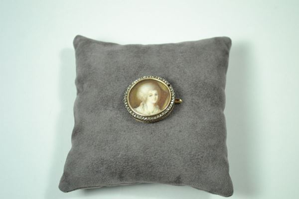 Spilla, fine sec. XIX,  in oro giallo, rose di diamante e  miniatura realizzata con una miniatura circolare montata in oro e profilata da una  linea di rose di diamante, una rosetta mancante, gr. 7