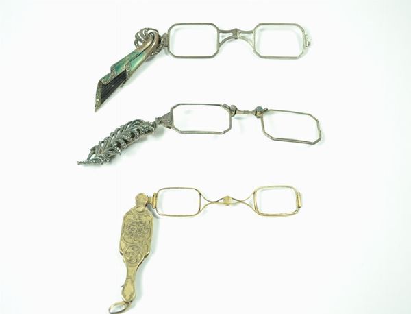 Tre lorgnettes di cui uno in oro basso tiolo, due in argento e marcassiti (3)