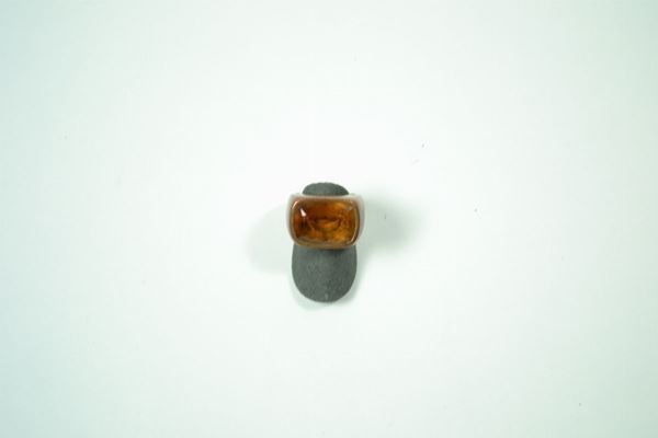 Anello di forma rettangolare in rame ed oro giallo con grande quarzo