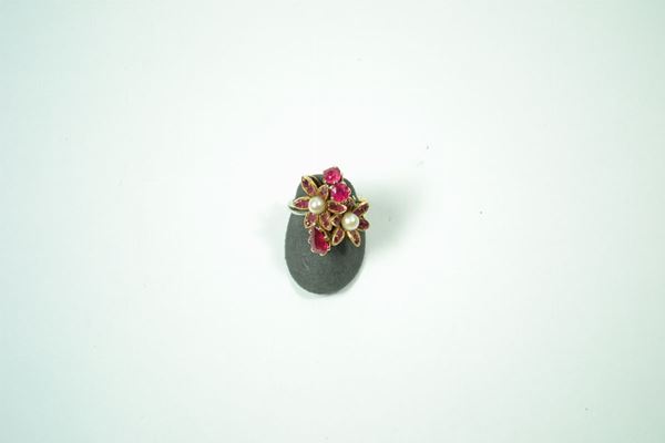 Anello in oro giallo con due corolle in  rubini e perle, g 7