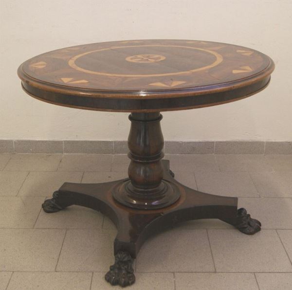 Tavolo circolare, inizi sec. XX, con piano intarsiato, su colonne tornite, base sagomata, su quattro piedi felini, cm 101x73