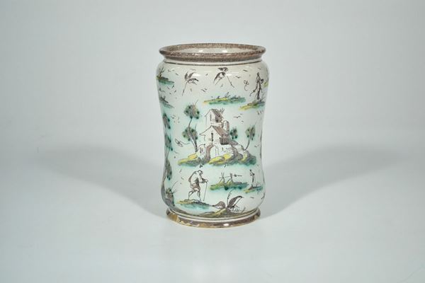 Grande albarello, Savona, sec. XVIII, in maiolica dipinta a paesaggi nei toni del verde e del bruno, alt. cm 26, presenta sbeccature  - Asta Antiquariato, Collezionismo & Interiors - Poggio Bracciolini Casa d'Aste