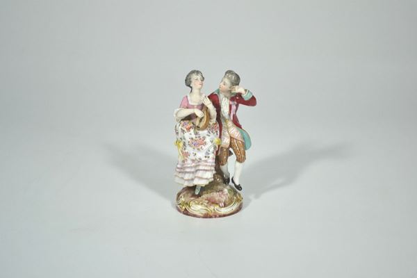 Soprammobile, inizio sec. XIX, in porcellana dipinta raffigurante gruppo composto da cavaliere con dama che suona il liuto, alt. cm 16, restauri e mancanze