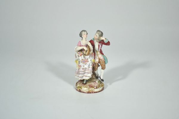 Soprammobile, inizio sec. XIX, in porcellana dipinta raffigurante gruppo composto da cavaliere con dama che suona il liuto, alt. cm 16, restauri e mancanze  - Asta Antiquariato, Collezionismo & Interiors - Poggio Bracciolini Casa d'Aste